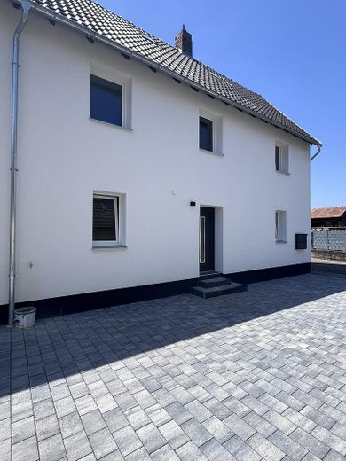 Neu saniertes Reihenendhaus in Harhausen mit Gartenanteil – Hofansicht