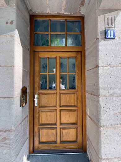 Immediate occupancy available: beautiful, renovated 3-room apartment in a great location! – Haustüre