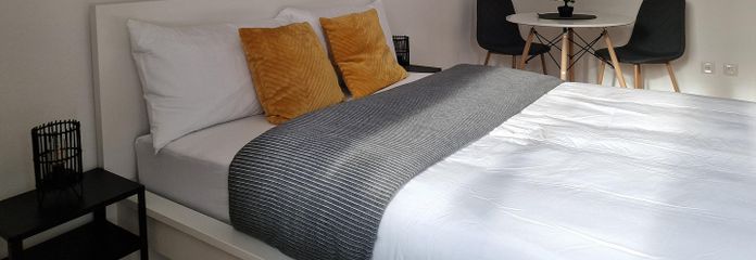 NUOVO 1 locale appena ristrutturato con balcone completamente arredato in posizione centrale a Passau – Bett