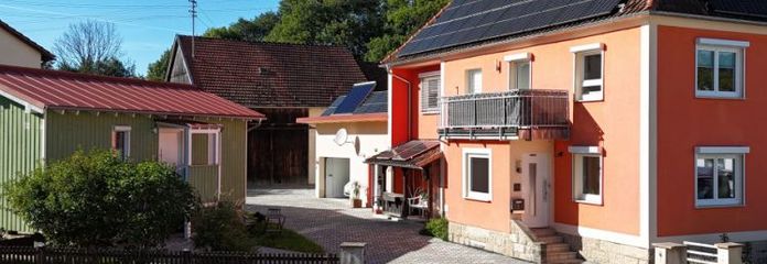 Rêve résidentiel entièrement rénové avec photovoltaïque, solaire, grange et tiny house à Stockheim-Wolfersdorf !
