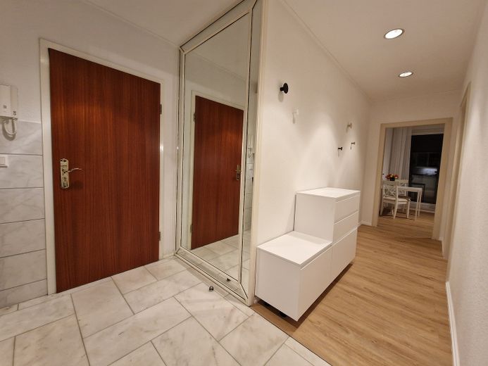 Liebevoll möblierte 2 Zimmer Wohnung mit Balkon ab sofort – Flur