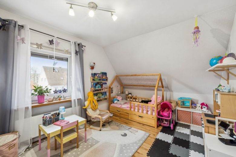 Provisionsfrei - Großes Einfamilienhaus mit Einliegerwohnung, Keller, Garage und großem Grundstück – DG Kinderzimmer