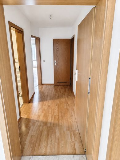 Dresden / Kesselsdorf – prov.frei: 2 Zi. Whg., sep. Küche, Bad (WA+DU), Balkon und TG – Flur