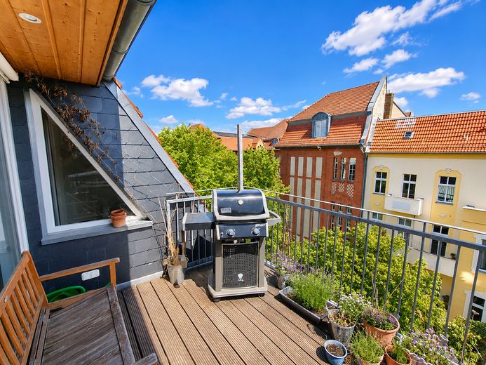 شقة بنتهاوس حصرية بمساحة 136 م² مع تراس شمسي كبير، وتكييف وتجهيزات عالية الجودة – Balkon & Webergrill
