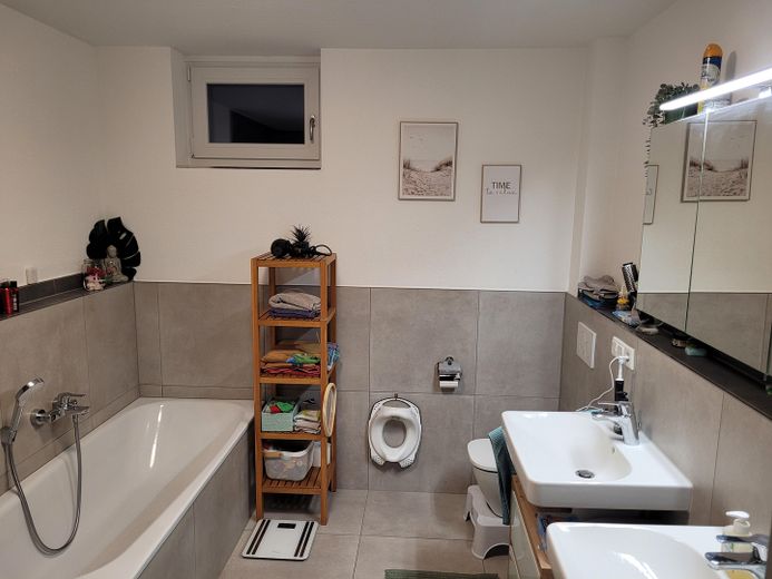 großzügiges Bad mit Fenster