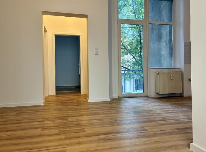 Hochwertige Fünfer-WG, Familienwohnung oder Praxis: Erstbezug nach Kernsanierung in der Innenstadt – Blick Richtung Balkon / Küche