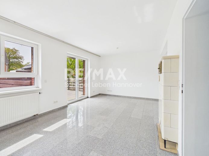 Mehr Platz als erwartet, modernisierte DHH, mit wohnlich ausgebautem Keller mit  eigenem Eingang. – Wohnzimmer