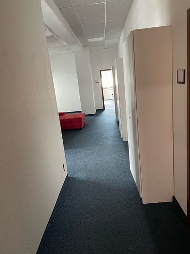 günstiger Büroraum in Gemeinschaftsbüro im Industriegebiet Leonberg an der Autobahn – Flur hinten
