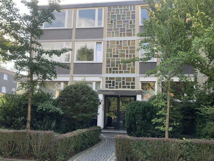 Exklusive, vollständig renovierte 1-Zimmer-Wohnung mit Einbauküche in Düsseldorf – Hauseingang