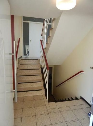 Frisch renovierte 3-Zimmer-Wohnung mit Balkon, Loggia &amp; saniertem Bad im gepflegten Zweifamilienhaus – Treppenhaus