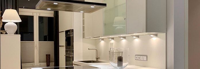 Hochwertige EBK mit Tresen