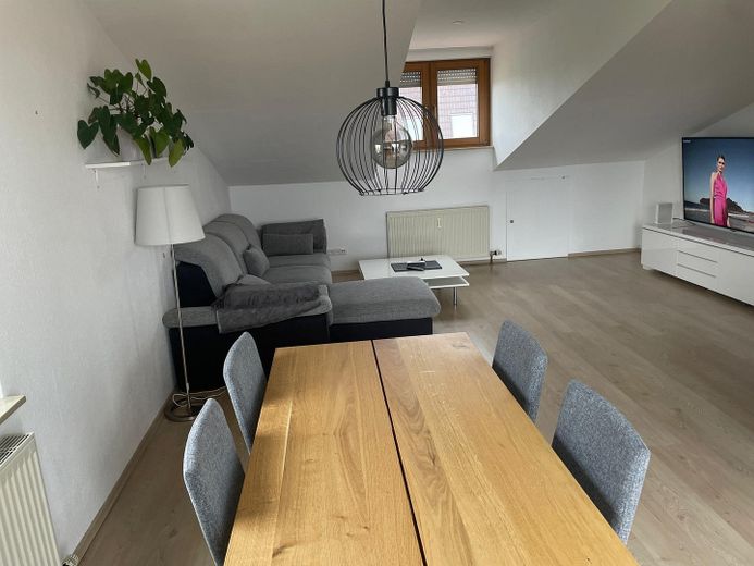 Wohnen & Arbeiten perfekt kombiniert: Helle DG-Wohnung mit separaten Arbeitsraum – Ess- und Wohnzimmer