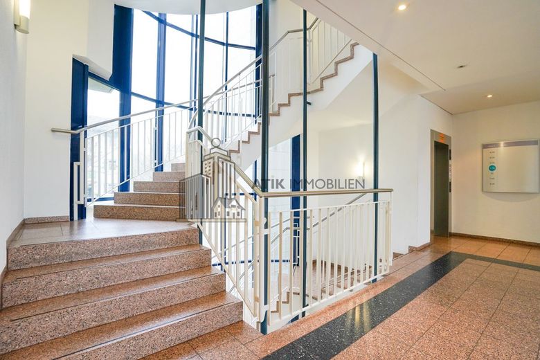 ATIK: Lichtdurchflutete und flexible Büro-/Schulungsräume - provisionsfrei – Treppenhaus