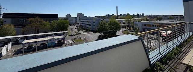 Ideal für Physiotherapie als Gemeinschaftspraxis – ca. 245 m² + 102 m² Terrasse in Frankfurt – 01_Dachterrasse_Skyline_Weitbl
