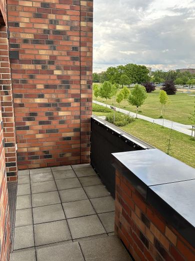 Exklusive neuwertige 3-Zimmer-Wohnung mit schönem Balkon von PRIVAT! – Balkon Bild 2