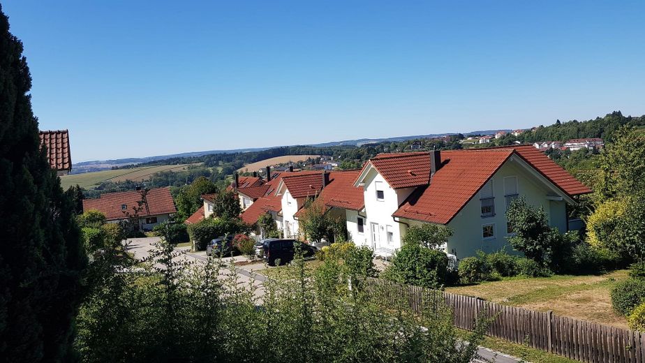Traumwohnung m. Garten in bester Wohnlage Ende Sackgasse mit Blick in die Alpen mit PV Anlage – Ausblick