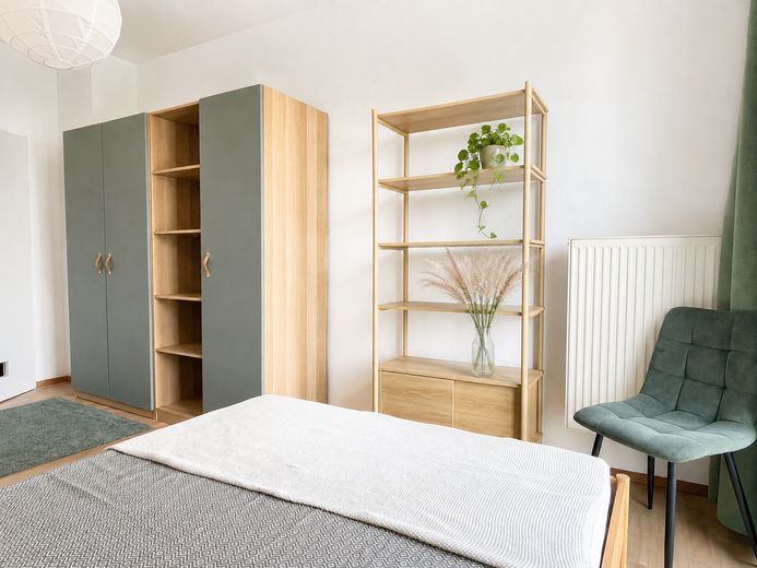 4er-Mädels-WG: Helles 14 m² Zimmer vollmöbliert – Zellerau an den Mainwiesen – Regal