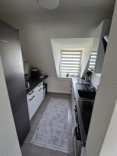 Helle und geräumige 3,5-Zimmer-Dachgeschosswohnung in ruhiger Lage – Küche (ohne Einbauküche)