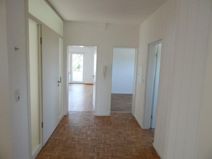 Frisch renovierte 3-Zimmer-Wohnung mit Balkon, Loggia &amp; saniertem Bad im gepflegten Zweifamilienhaus – Flur Bild 3