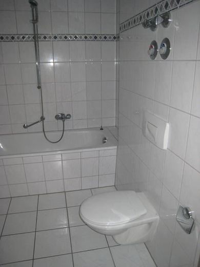 Große 2-Zimmer mit Laminat, Wannenbad, Stellplatz und Balkon in ruhiger Lage! EBK mgl. – IMG_8712