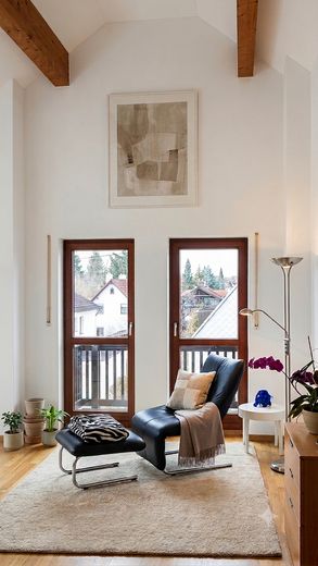 شقة علوية مشرقة من غرفتين في ميونخ-تروديرينغ – Wohnzimmer Richtung Balkon