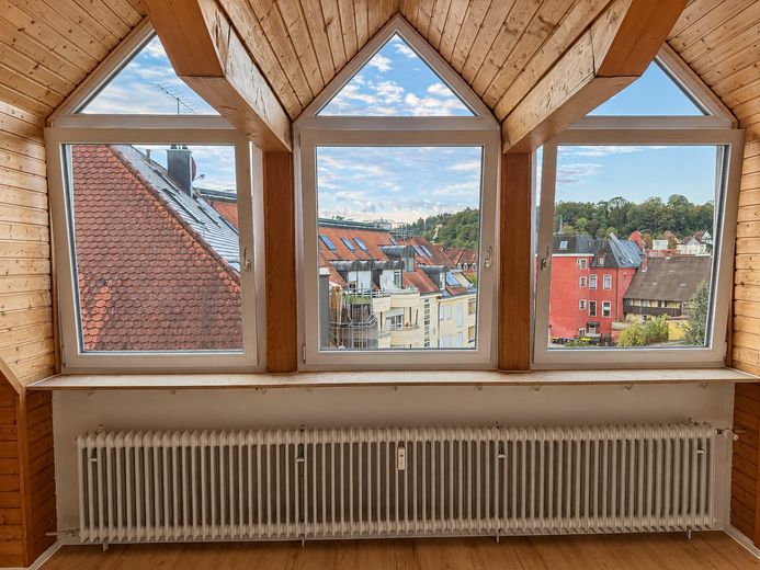 Esclusiva maisonette di 2,5 locali con ascensore, cucina nuova e vista panoramica – in posizione centrale a Weingarten – Weitsicht