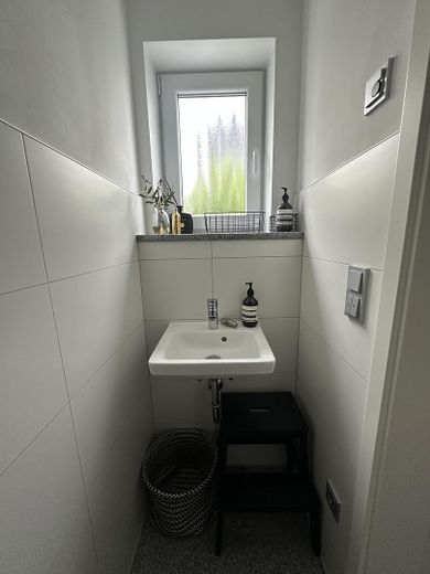 Near Simmerleinplatz: As-new, bright XXL semi-detached house, upscale features, KFW70 standard, with fitted kitchen – EG Gäste-WC