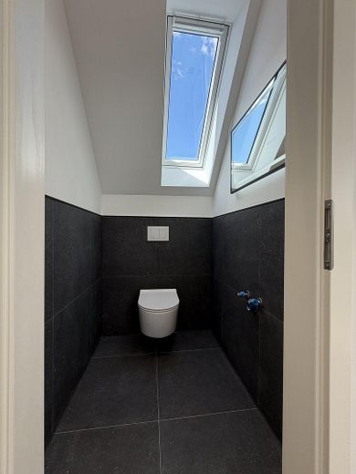 Klimatisierter hochwertiger Neubau mit Balkon und hohen Decken – Erstbezug – 14 WC