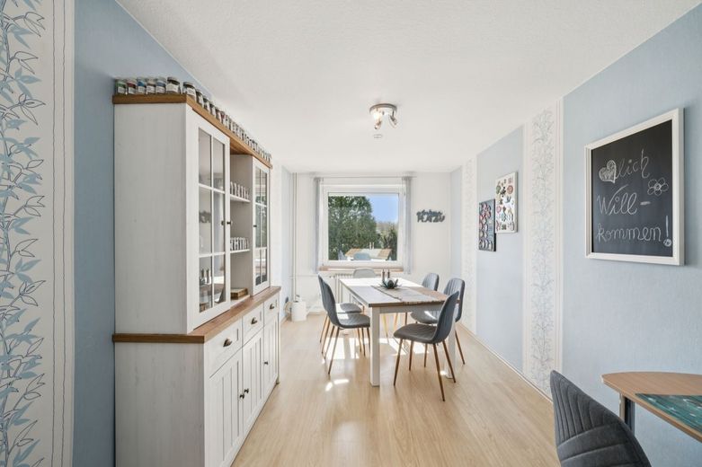 Helle und komplett modernisierte Eigentumswohnung in ruhiger Lage mit Feldblick – Kinder- oder Esszimmer