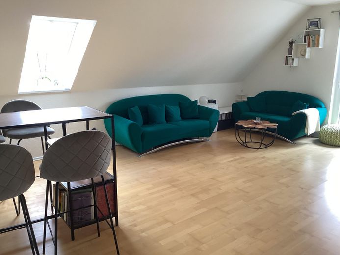 Modern detached house with upscale features and two terraces – Wohnzimmer im OG mit Balkon