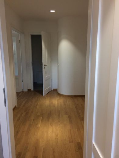 Ekskluzywne mieszkanie na ostatnim piętrze z 4 pokojami i dużym balkonem – Flur Nr.1