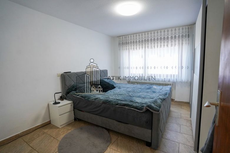 ATIK: Freistehendes Zweifamilienhaus mit Anbau auf großem Grundstück – Schlafzimmer