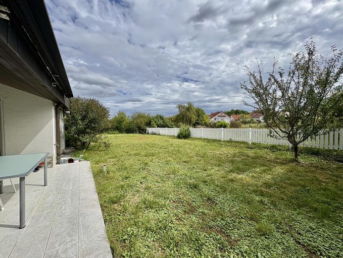 Von privat: Ruhiges Einfamilienhaus mit Einliegerwohnung und unverbaubarem Blick ins Grüne – Garten Südseite
