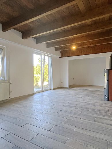 Casa de campo para artesanos y aficionados a los caballos: 2 viviendas, 670 m² de superficie útil – Wohnbereich mit Terassenzugang