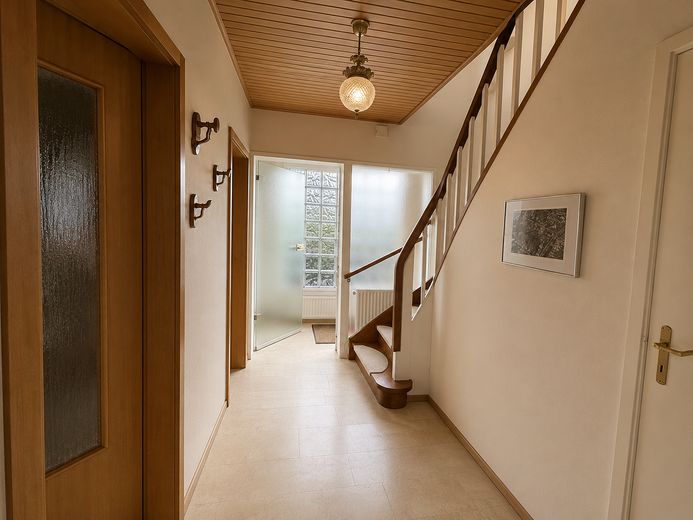 Casa unifamiliare con grande terreno, molta privacy e molteplici possibilità – EG Eingangsbereich / Flur