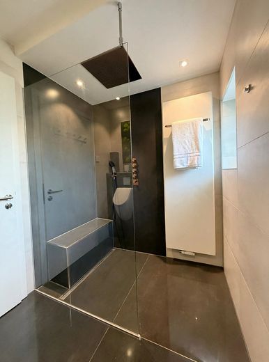 Architect-designed villa with a dream view in a prime location in Hof – EG Schlafzimmer Dusche