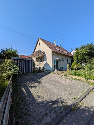 Sanierungsbedürftiges 2-Familienhaus in ruhiger Lage mit großem Garten – Foto 1