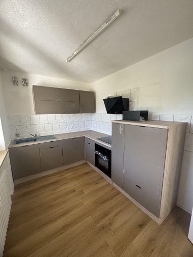 Prima occupazione dopo la ristrutturazione: luminoso appartamento di 2 locali con nuova cucina componibile – Küche