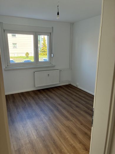 Frisch renovierte 2-Zimmer-Wohnung mit Balkon & Einbauküche – ideal für WG oder Singlehaushalt – Schlafzimmer (SZ) 1