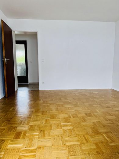 Gepflegte 3-Zimmerwohnung in Toplage von Heilbronn Ost – Schlafzimmer Blick zum Flur