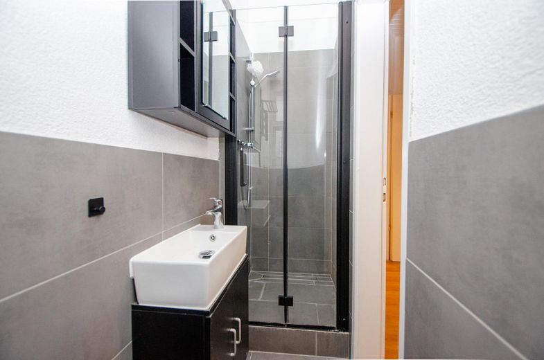 Sin comisión: apartamento de época renovado de 2 habitaciones en Schulstraße – Duschbad / WC