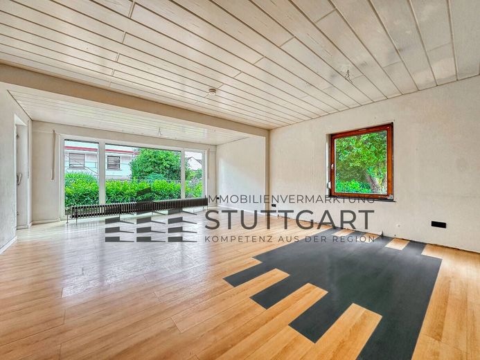 WOHNEN, VERMIETEN, GESTALTEN - Sofort verfügbares 3-Familienhaus in ruhiger Lage von Steinhaldenfeld – Wohnzimmer EG