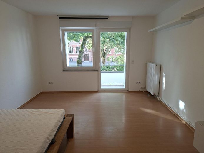 Stilvolles renoviertes Single-Apartment mit Altbau-Charme – Provisionsfrei! – Wohn-/Schlafbereich