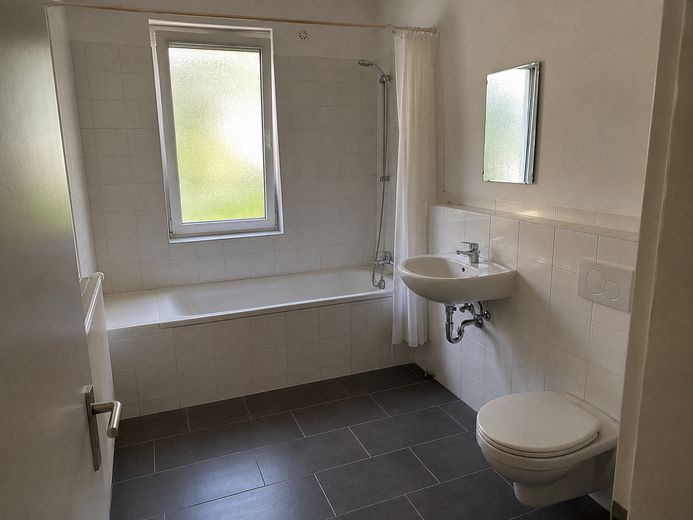 Möbliertes 18 m² WG-Zimmer mit Balkon in Kamp-Lintfort – Badezimmer