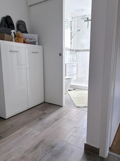 Mieszkanie 3-pokojowe blisko centrum z balkonem i nowoczesnym wyposażeniem – Flur