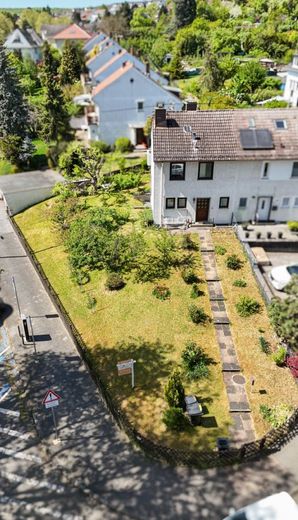 Abrissgrundstück! Unter Bodenrichtwert! DHH mit großem Garten in Wiesbaden Kohlheck! – Drohnenansicht