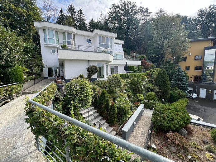 Exclusivo piso con terraza, vistas de ensueño al entorno verde, grandes ventanales y garaje – Foto 3