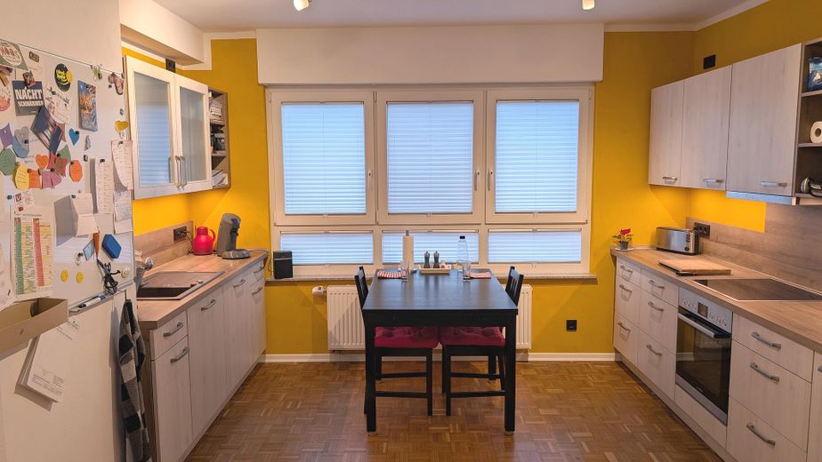 Ampio appartamento con terrazza, due bagni, garage e annesso versatile - senza provvigione – Küche (eingerichtet)