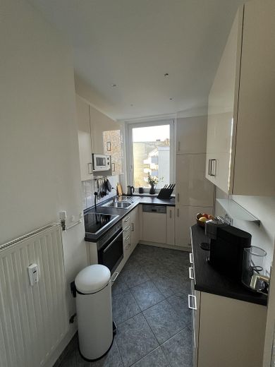 de particulier : libre d’occupation ou rendement de 5 %, emplacement privilégié : appartement 2 pièces avec balcon, ascenseur, place de parking, à proximité du canal – Küche mit Einbauküche