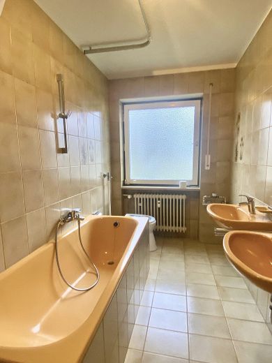 Helle 5-Zi Whg Dillingen / Donau (Nähe Krankenhaus) – Bad mit zwei Waschbecken